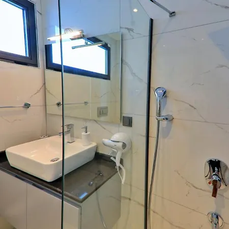 Villa 4 Bedroom *