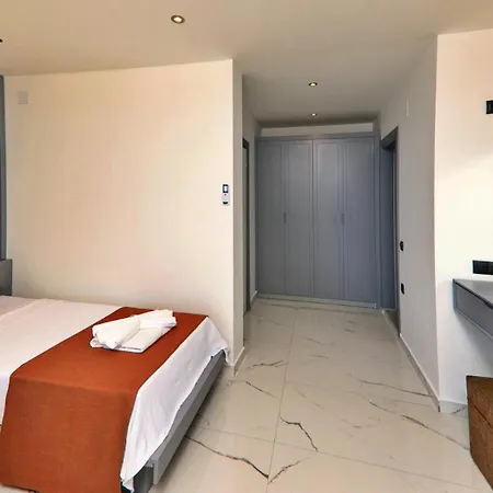 4 Bedroom - 6340 Villa