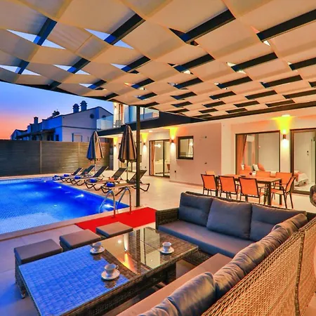 4 Bedroom - 6340 Villa