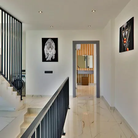 Villa 4 Bedroom *